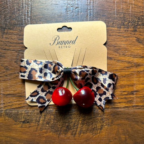 Banned Retro Wild Cherry Hair Clip in Leopard - Picture 4 of 4